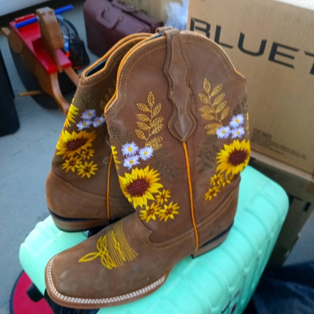 White diamond daisy women's boots